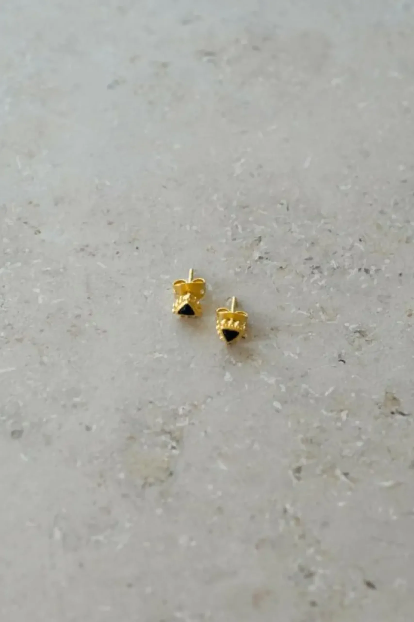 Oorbellen*By bar PD triangle stud earring | black